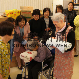 コスモス、昭和啓生園に大量のウエス寄贈(2019-06-07)