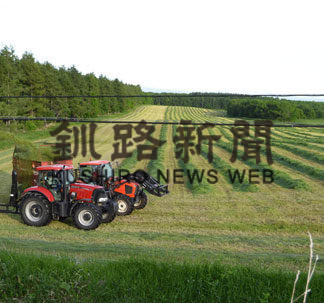 1番草収穫急ピッチ 根釧牧草地(2019-06-21)