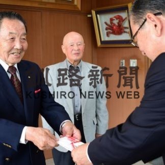 図書の購入費市に寄付　根室高校５回生(2019-07-20)