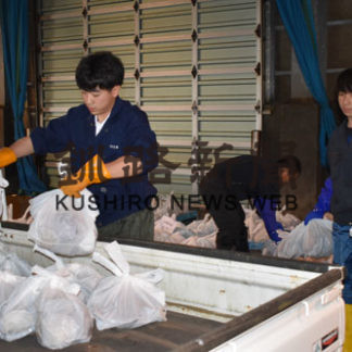 ホタテ全戸配布 町民笑顔 標津漁協(2019-06-21)