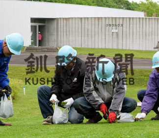 ボランティアで　公園の雑草を除去　清野建設　(2019-06-22)