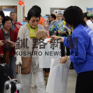 ＦＤＡ便 今季初運航で乗客歓迎 中標津空港(2019-06-04)