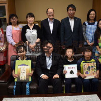 釧路鳥取てらこや　児童書２０冊を寄贈　鳥取小に　(2019-06-13)