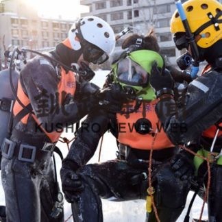 海保「海猿」、阿寒湖の氷下で訓練(2020-02-06)