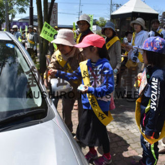 高齢者と児童が　交通安全呼び掛け　(2019-06-25)