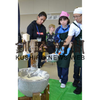 餅つき難しいが楽しい　ワールドラーニング(2019-07-21)