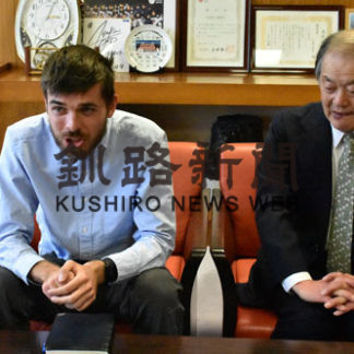 タンチョウ保護活動の米国人　市長を表敬訪問(2019-05-17)