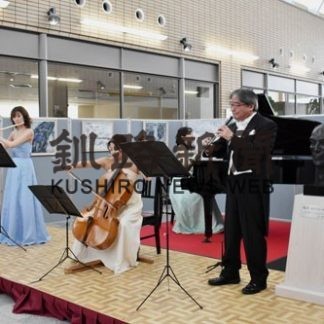 鶴居「チルワツナイの会」１周年、ブロンズ贈呈と記念コンサート(2020-02-24)_1