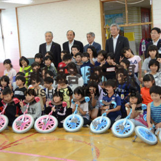 町内４児童館に一輪車５５台寄贈ライオンズク(2019-07-11)