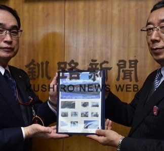 ＳＬ冬の湿原号の切手、佐藤町長に贈呈(2020-02-04)