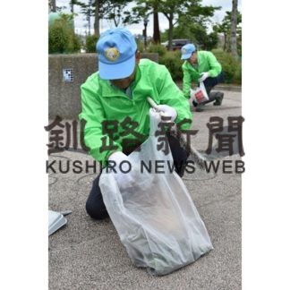 幣舞橋付近の　河川敷を清掃　釧路建親会ら合同で(2019-07-14)