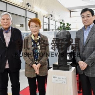 鶴居「チルワツナイの会」１周年、ブロンズ贈呈と記念コンサート(2020-02-24)_2