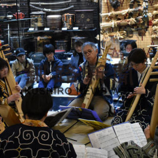 素朴な音色楽しむ　トンコリの演奏(2019-05-06)