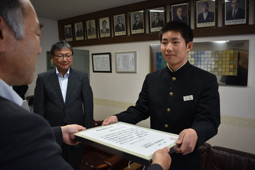 教育図書3校に贈呈(2019-07-17)_1