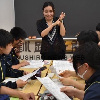 山本さん　母校で英語指導(2019-07-27)