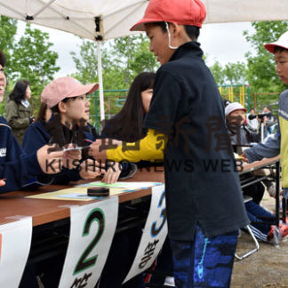 笑顔で運動会お手伝い 美原中生がボランティア(2019-06-25)