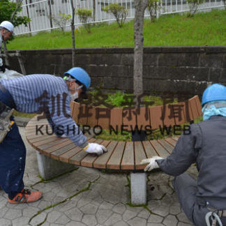 釧路川沿い清掃し　ベンチなど塗装　加納工務店(2019-07-26)