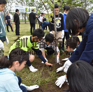 児童ら記念植樹　標津町１４０年記念事業(2019-06-01)
