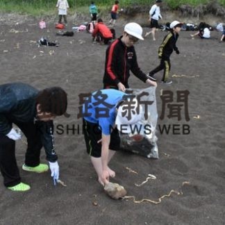 学びと遊びの場　海岸でごみ拾い　興津小学校(2019-07-14)