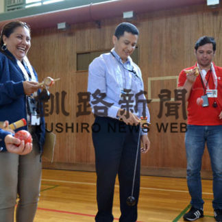 けん玉で国際交流 太田小にＪＩＣＡ研修員(2019-06-23)