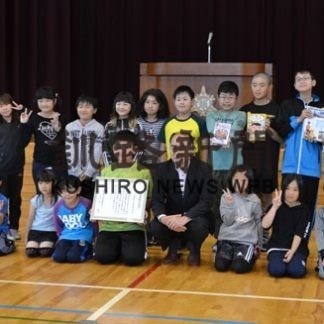 昆布森小　釧新図書贈呈(2019-07-19)