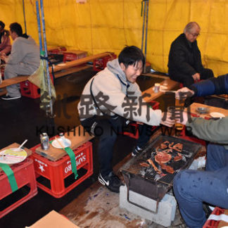 一夜限りの駅前炉端、来場者が舌鼓(2020-02-27)