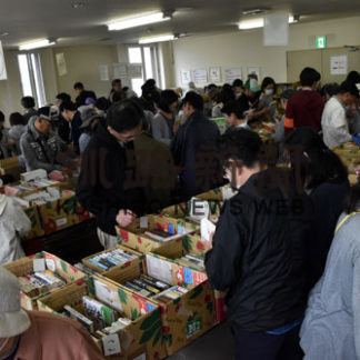 古本市にぎわう　根室市図書館(2019-06-15)