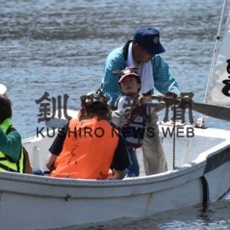参加者は景色を堪能　ゆめこい渡し(2019-07-29)
