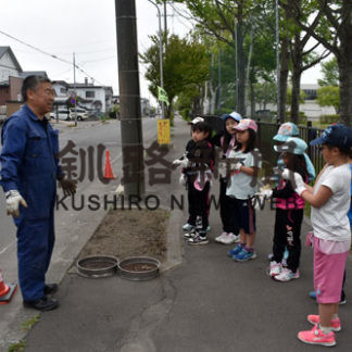 児童センター前花壇に苗植え　子供たちが作業　(2019-06-25)