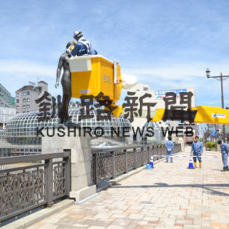 ＭＯＯ周辺街路灯や　幣舞橋四季の像清掃　ほくでんグループ　(2019-06-27)