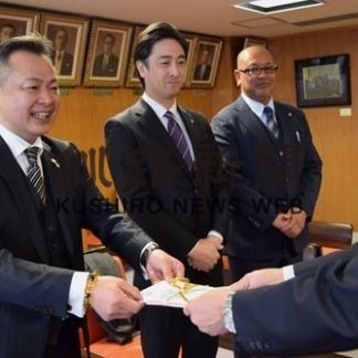 釧路ゆうやけクラブ、市に記念品寄贈(2020-02-06)