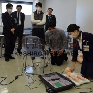 釧公大生開発システムで胸骨圧迫訓練(2020-02-13)