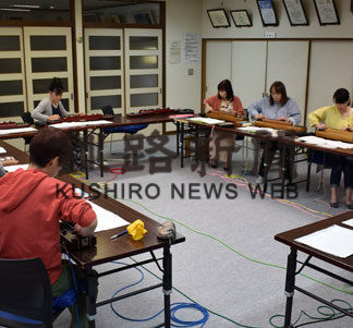 本番へ向け練習に熱 来月7日演奏会 藤朋流大正琴(2019-06-27)