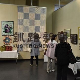 平和への願い絵画に　１４日まで作品展(2019-07-12)