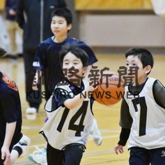 １、２年の児童、バスケ体験(2020-02-11)