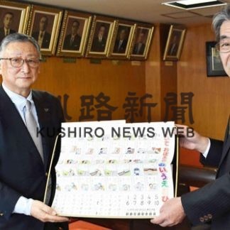 ７団体が新１年生に交通安全グッズ(2020-02-23)