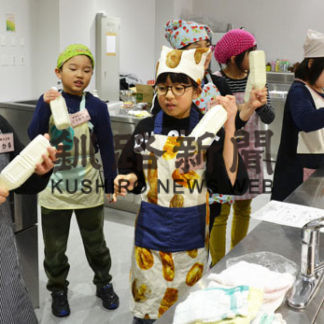 地元乳でバター作り、児童ら挑戦(2020-02-12)