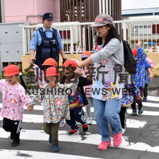 園児の散歩安全に 根室署、コース点検(2019-06-21)