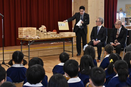 庶路こども園に木のおもちゃ寄贈(2020-02-11)