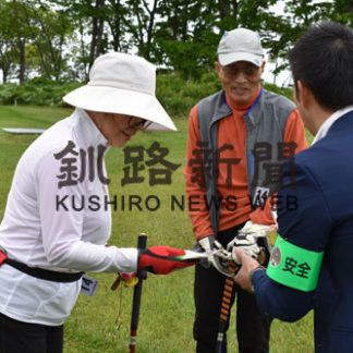 「特殊詐欺撲滅ティ」を配布 パークゴルフ場で啓発(2019-06-15)