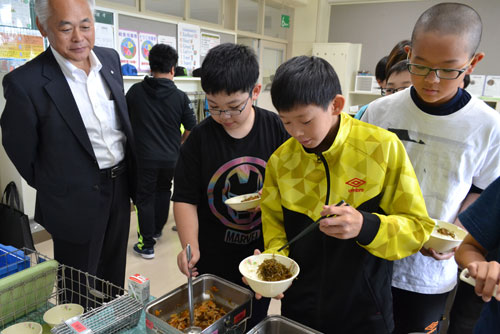 お代わりに列 ふるさと給食(2019-07-14)