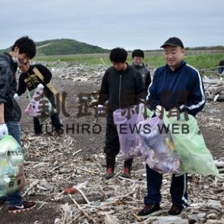 町商工会青年部、海岸線を清掃　和天別川河口西(2019-06-19)