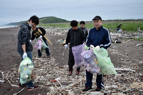 町商工会青年部、海岸線を清掃 和天別川河口西(2019-06-19)