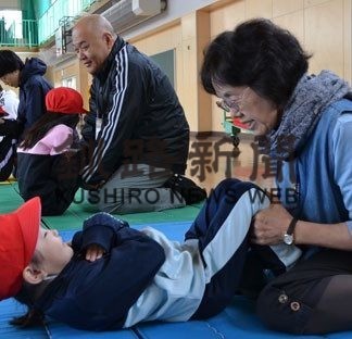 体力テスト、児童が挑戦　ボランティアが記録更新　富原小(2019-06-19)