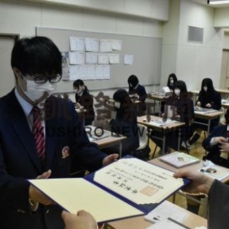 仲間と会えてうれしい　標津高校で卒業式(2020-03-03)