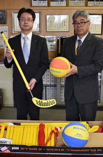 日本紙加工産業労連、スポーツ用品を寄贈(2020-03-23)