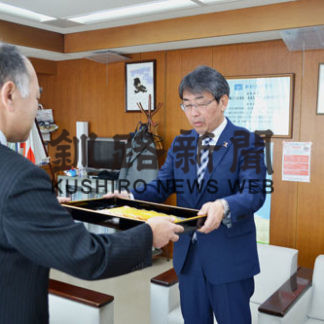 新入学児童の交通安全願い　本社、黄色いハンカチ寄贈(2020-03-27)③