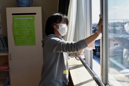 鳥取小で全職員が校舎内消毒(2020-03-03)