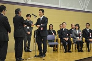 間伐材アート 新ブランドに 阿寒湖まるむ館で作品展示(2019-10-17)