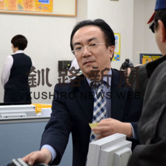 強盗事件想定し　職員が迅速対応　ろうきん中標津支店訓練　(2019-11-29)